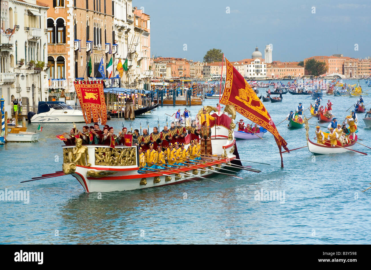 Barcos decorados en el Gran Canal de Venecia para la Regata histórica que  tiene lugar cada mes de septiembre Fotografía de stock - Alamy