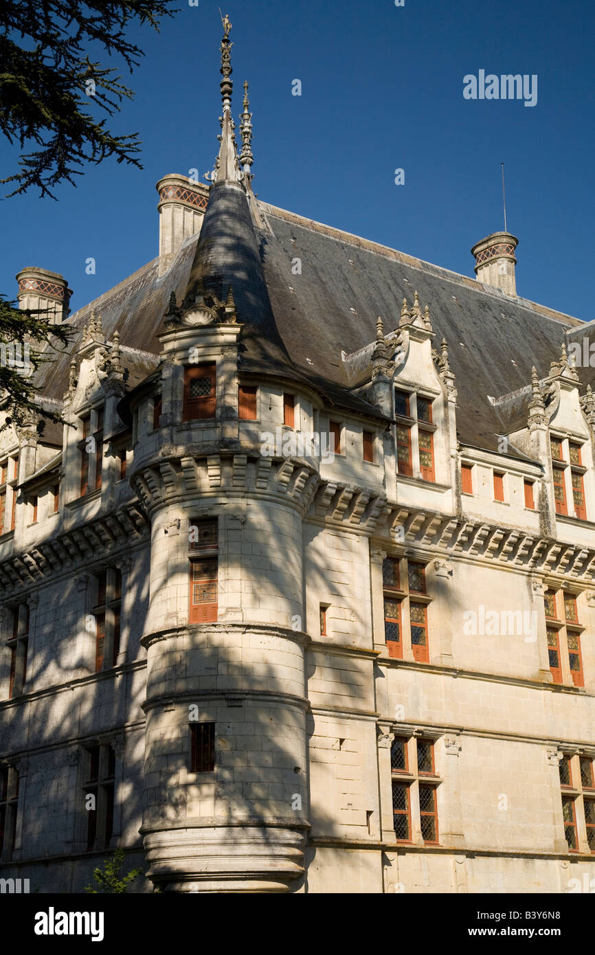 La torreta del suroeste del palacio renacentista de Azay-le-Rideau en el sol de la tarde, el Valle del Loira, Francia Foto de stock