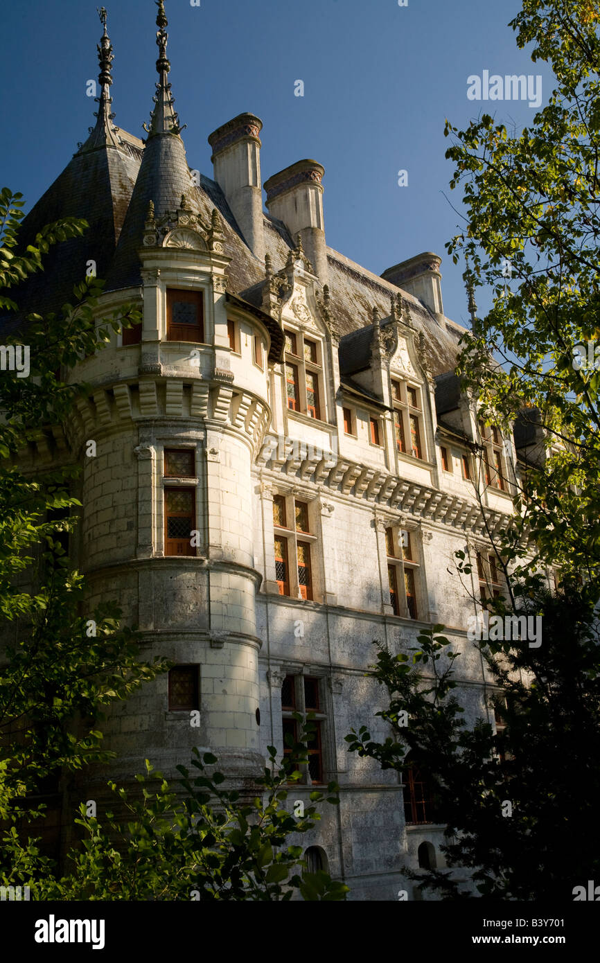 Fachada oeste y la torreta sala del palacio renacentista de Azay-le-Rideau en el sol de la tarde, el Valle del Loira, Francia Foto de stock