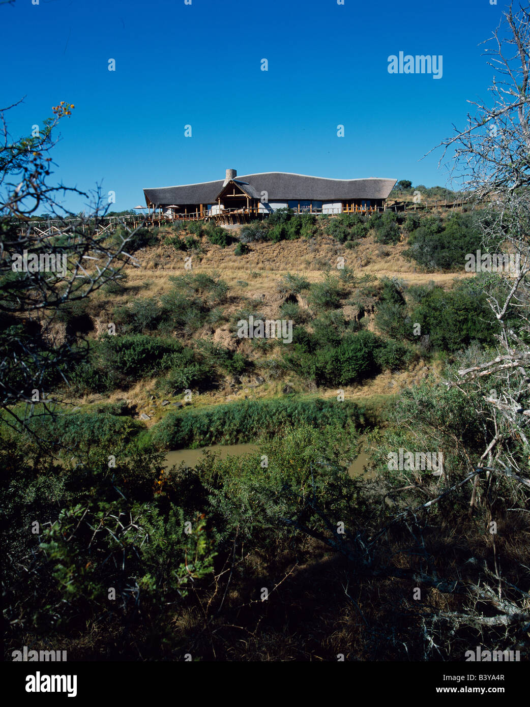 Sudáfrica, Eastern Cape, Kwandwe. Kwandwe Lodge mira hacia abajo en el valle del río Pescado Foto de stock