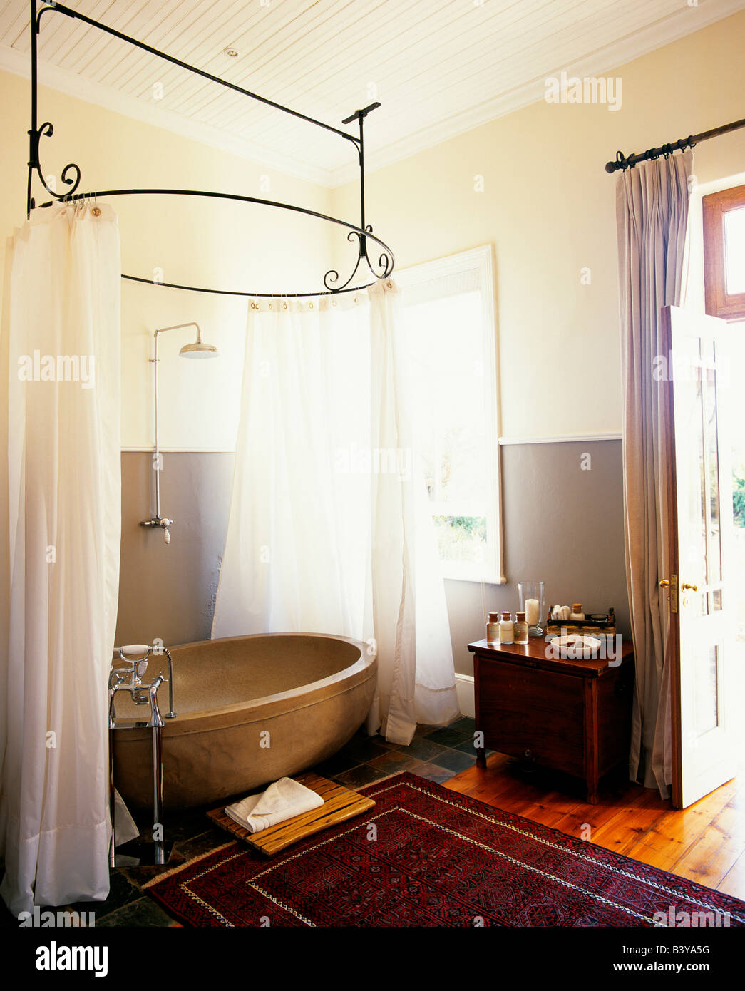 Sudáfrica, Eastern Cape, Kwandwe. El baño principal en Uplands Homestead combina mobiliario de diseño contemporáneo con un estilo colonial más tradicionales Foto de stock