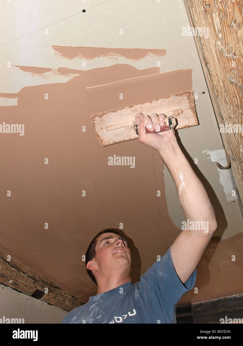 Albañil con espátula para aplicar la PRIMERA CAPA DE YESO yeso mezclado de  techo interior Fotografía de stock - Alamy