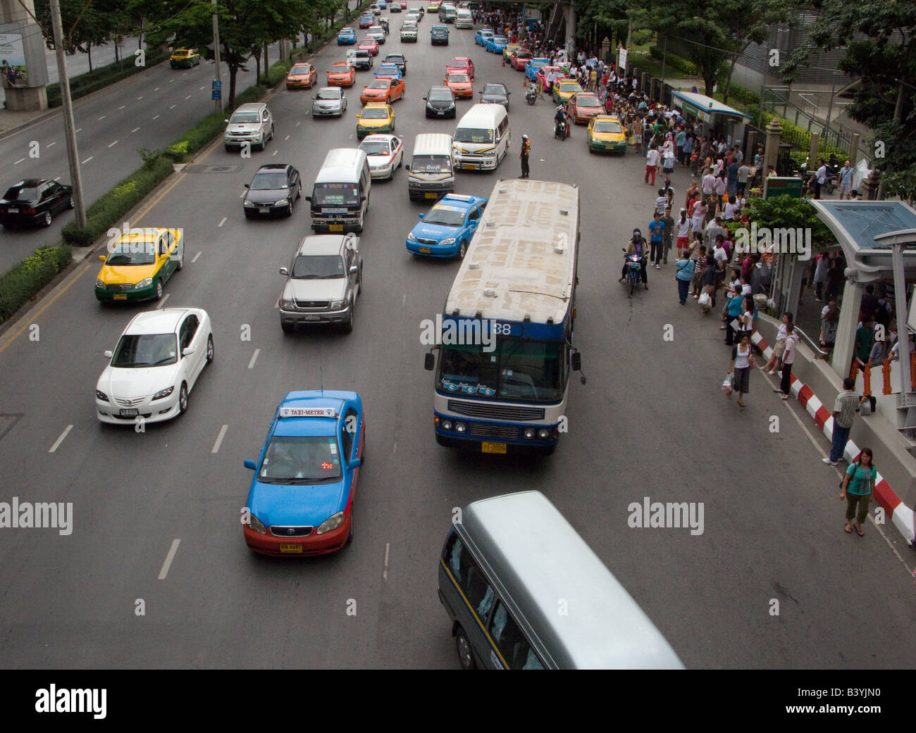Caos de tráfico fuera de mercado Chatuchak Foto de stock