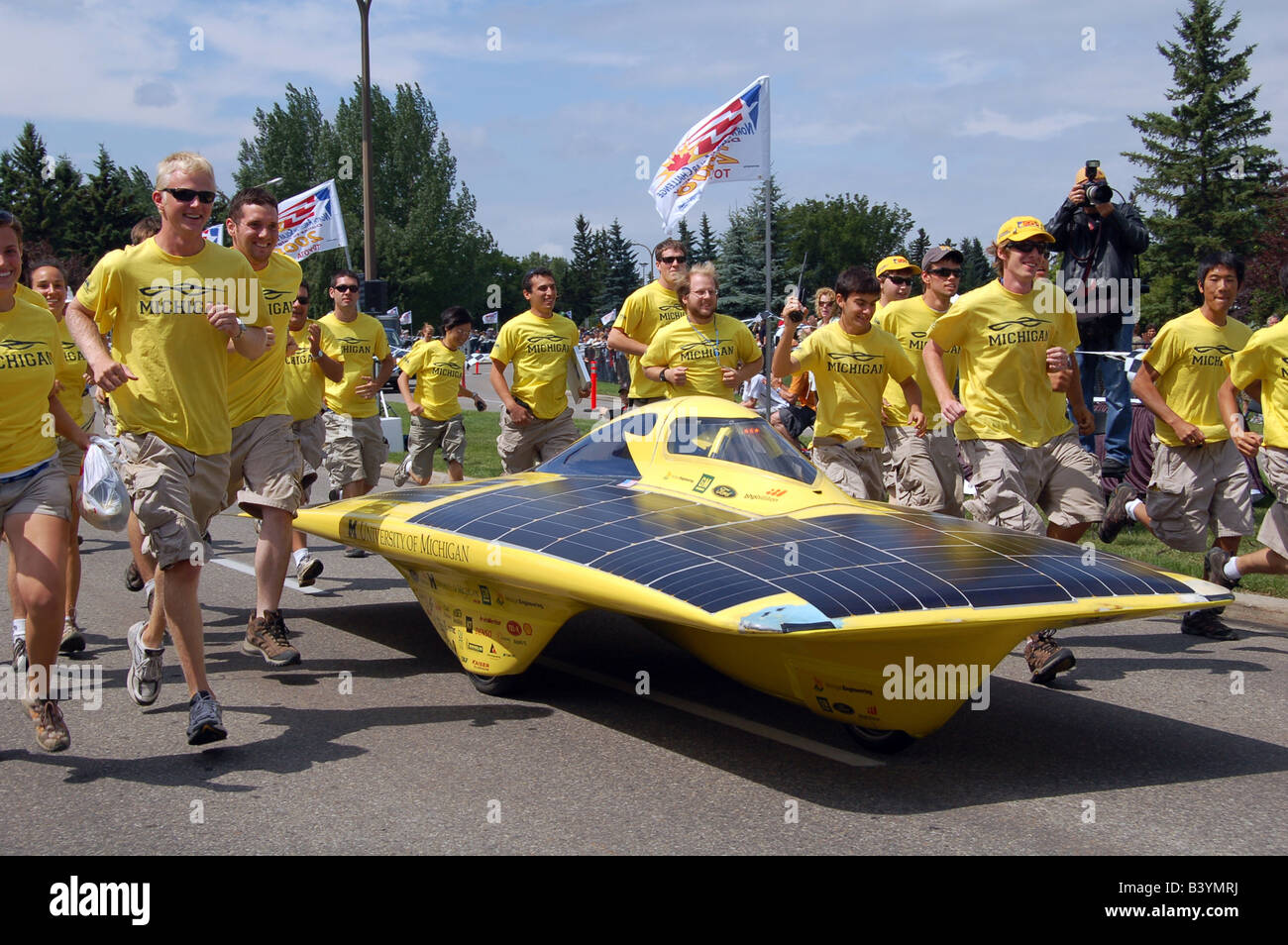 Universidad de Michigan gana el North American Solar Challenge por quinta vez, U-M Team en la línea de meta en Calgary Foto de stock