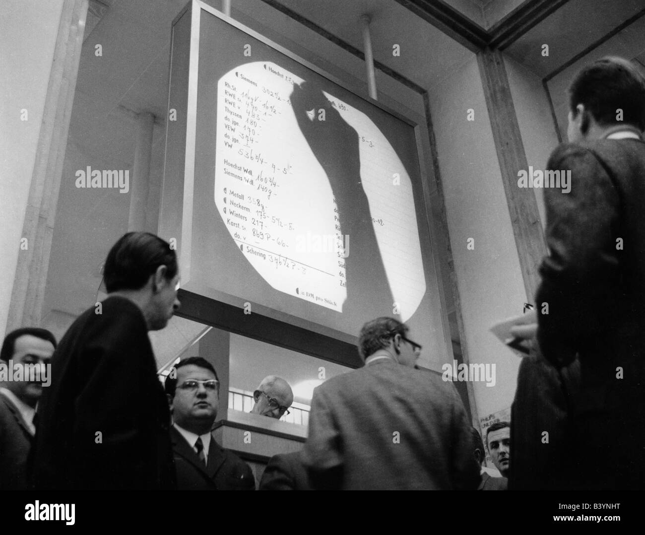 Dinero / finanzas, bolsa de valores, Munich, Bolsa bávara, corredor en el piso, 1968, Foto de stock