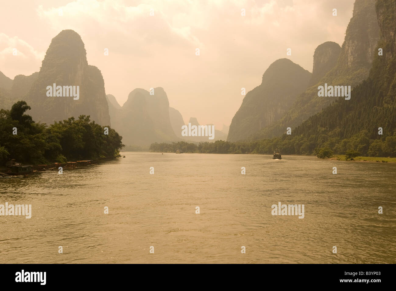 Río Li serpentea entre colinas de piedra caliza y bosques de bambú entre Guilin y Yangshuo en Guangxi, China Foto de stock