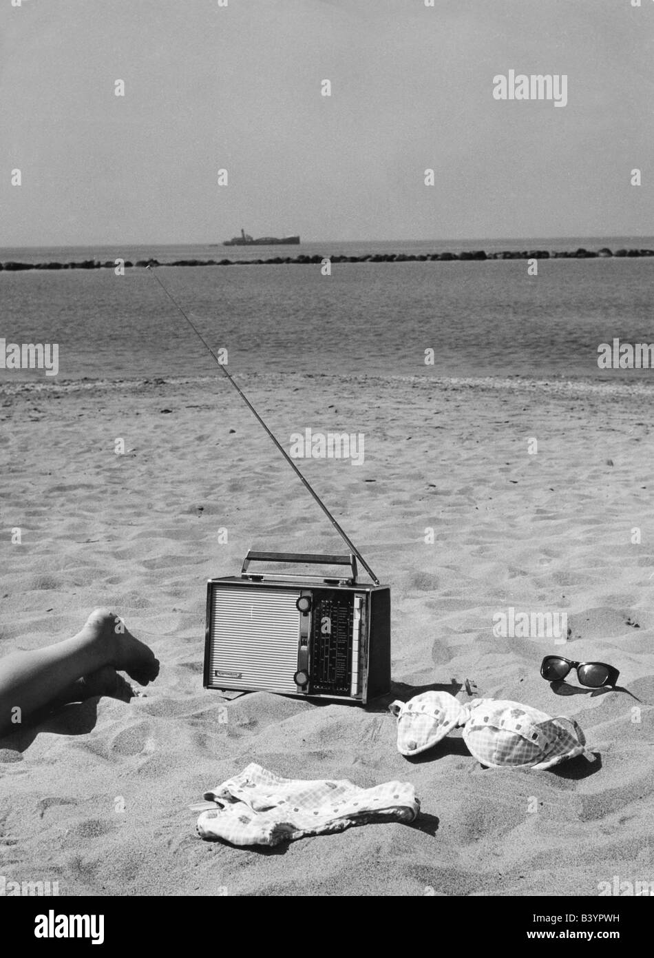 Radio / radiodifusión, receptor de radio 'Ocean Boy' por Grunding, bikini,  sombrillas en la playa, 1960 Fotografía de stock - Alamy