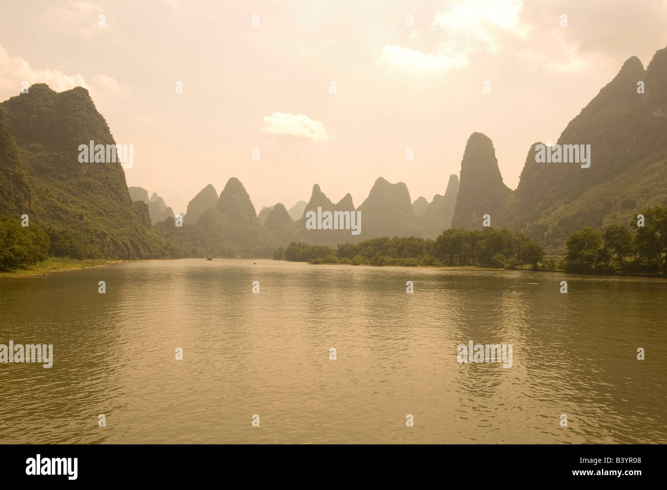 Río Li serpentea entre colinas de piedra caliza y bosques de bambú entre Guilin y Yangshuo en Guangxi, China Foto de stock