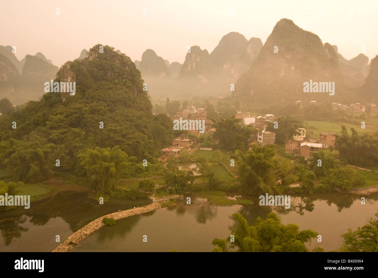 Areal vista de Yangshuo, Guangxi colinas de piedra caliza y el río al amanecer. Foto de stock