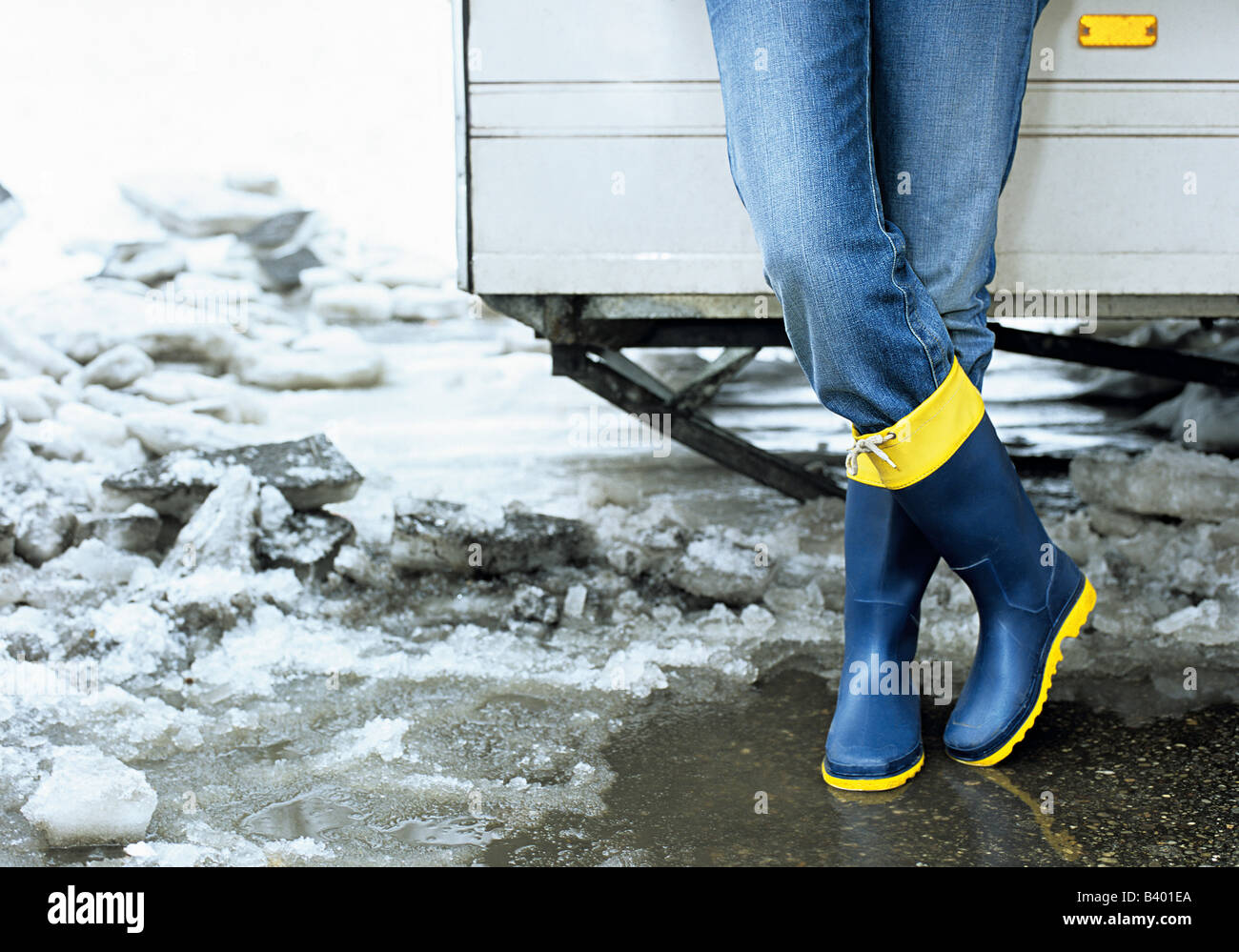 Persona vestida de botas Wellington en pie sobre la nieve, aguanieve  Fotografía de stock - Alamy