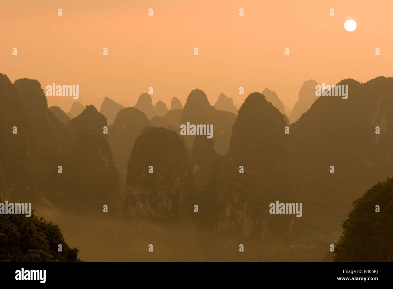 Areal vista de Yangshuo, Guangxi colinas de piedra caliza al amanecer. Foto de stock