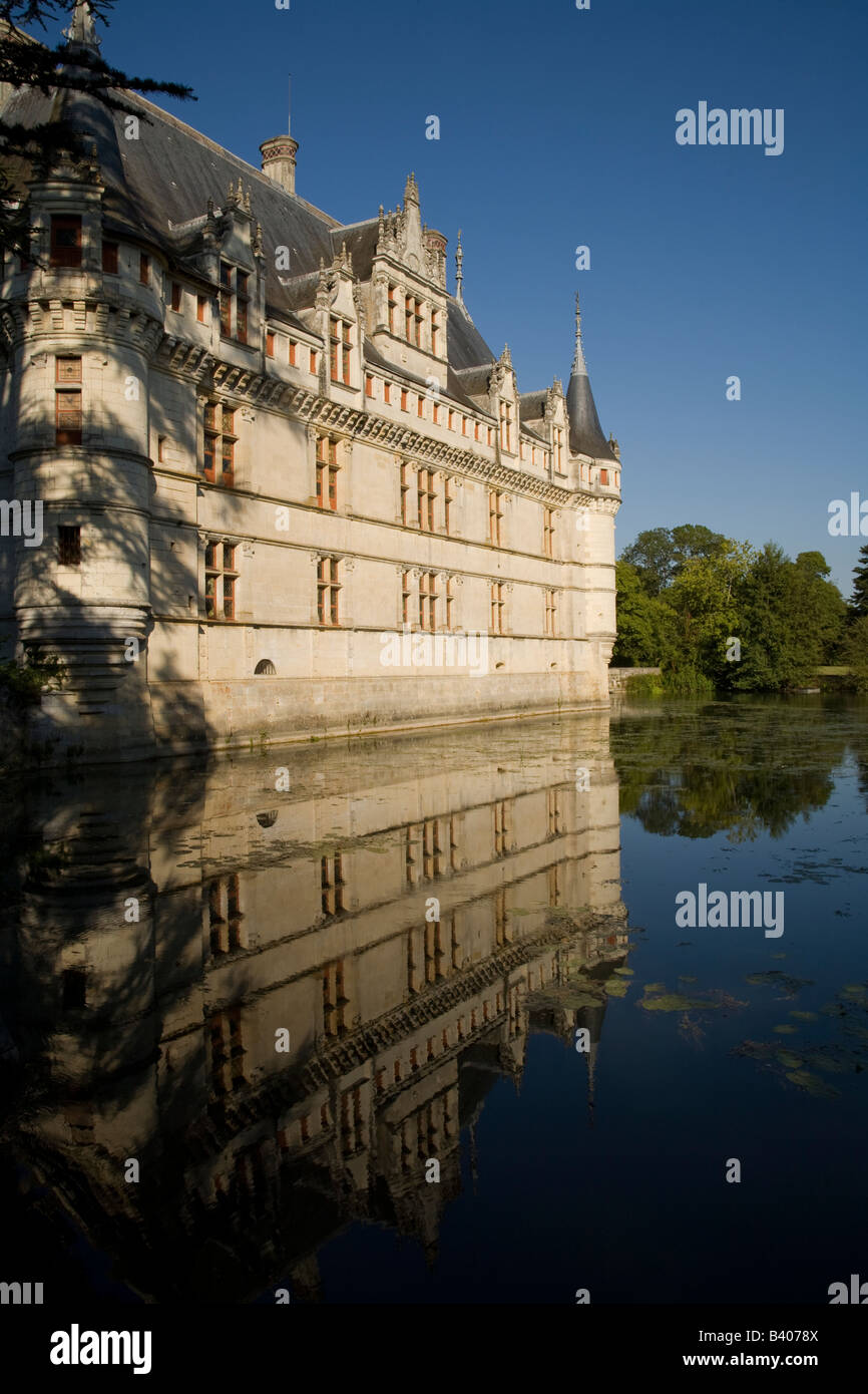 La fachada sur del palacio renacentista de Azay-le-Rideau se refleja en el río Indre en el sol de la tarde, el Valle del Loira Foto de stock