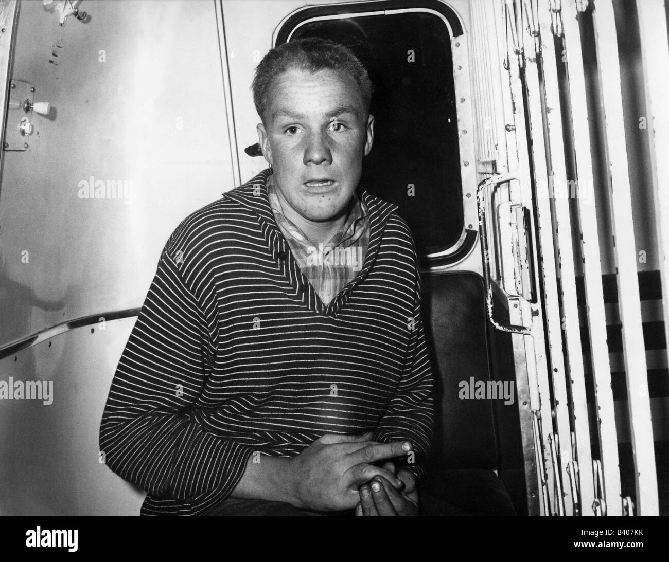Geografía / viajes, Alemania, política, manifestaciones, "Disturbios", detenido manifestante en el coche de detención, Múnich, 1962, Foto de stock