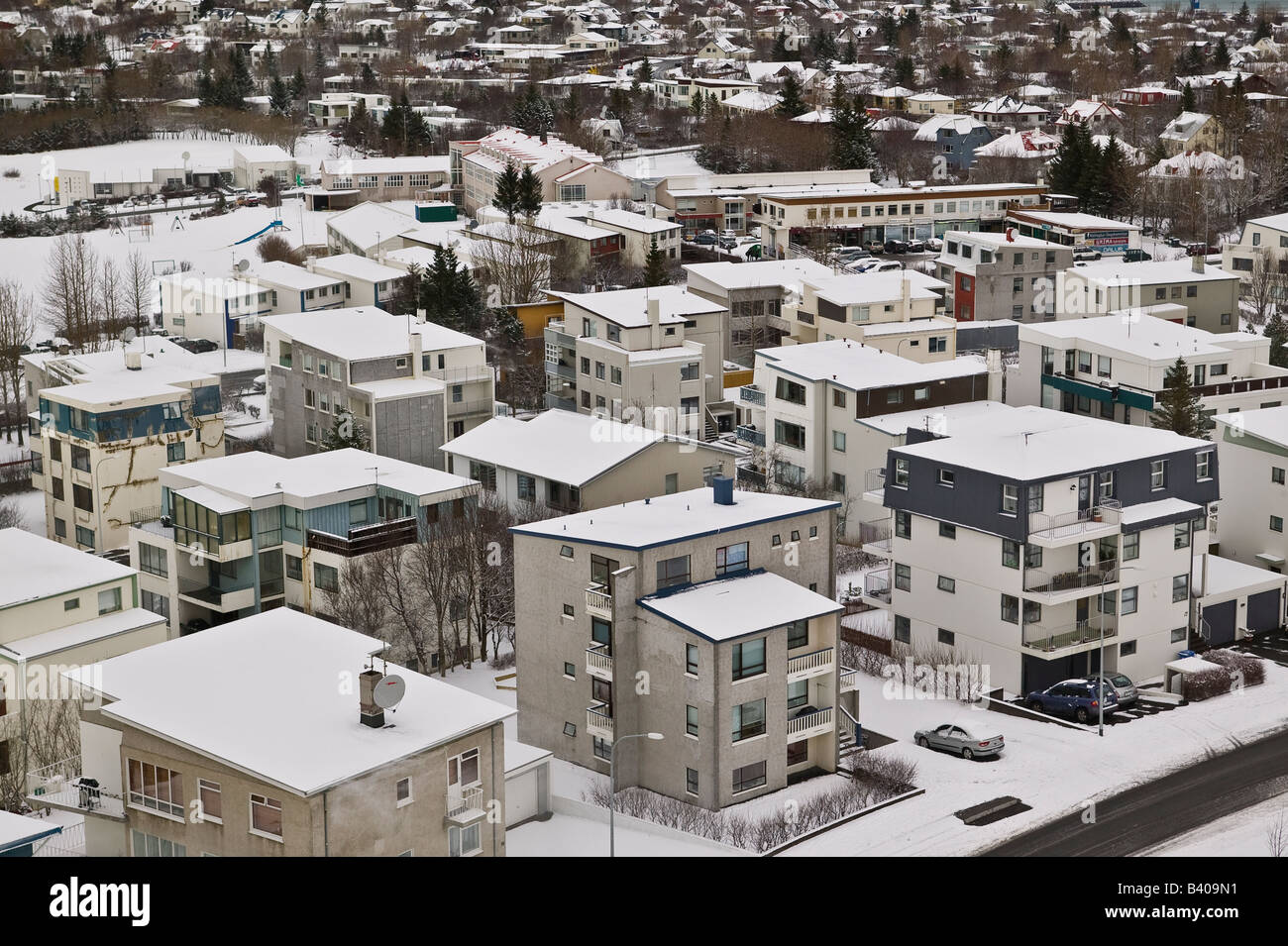Un alto ángulo de visualización de edificios cubiertos de nieve en una ciudad, Reykjavik, Iceland Foto de stock