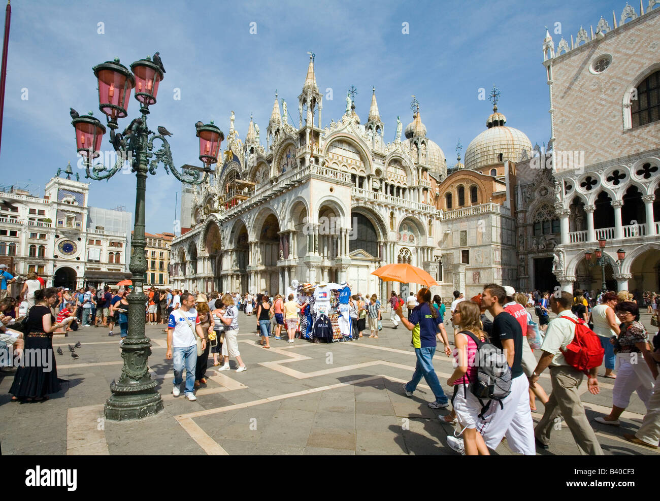 La gente de turismo en la Plaza de San Marcos en Venecia Italia Foto de stock