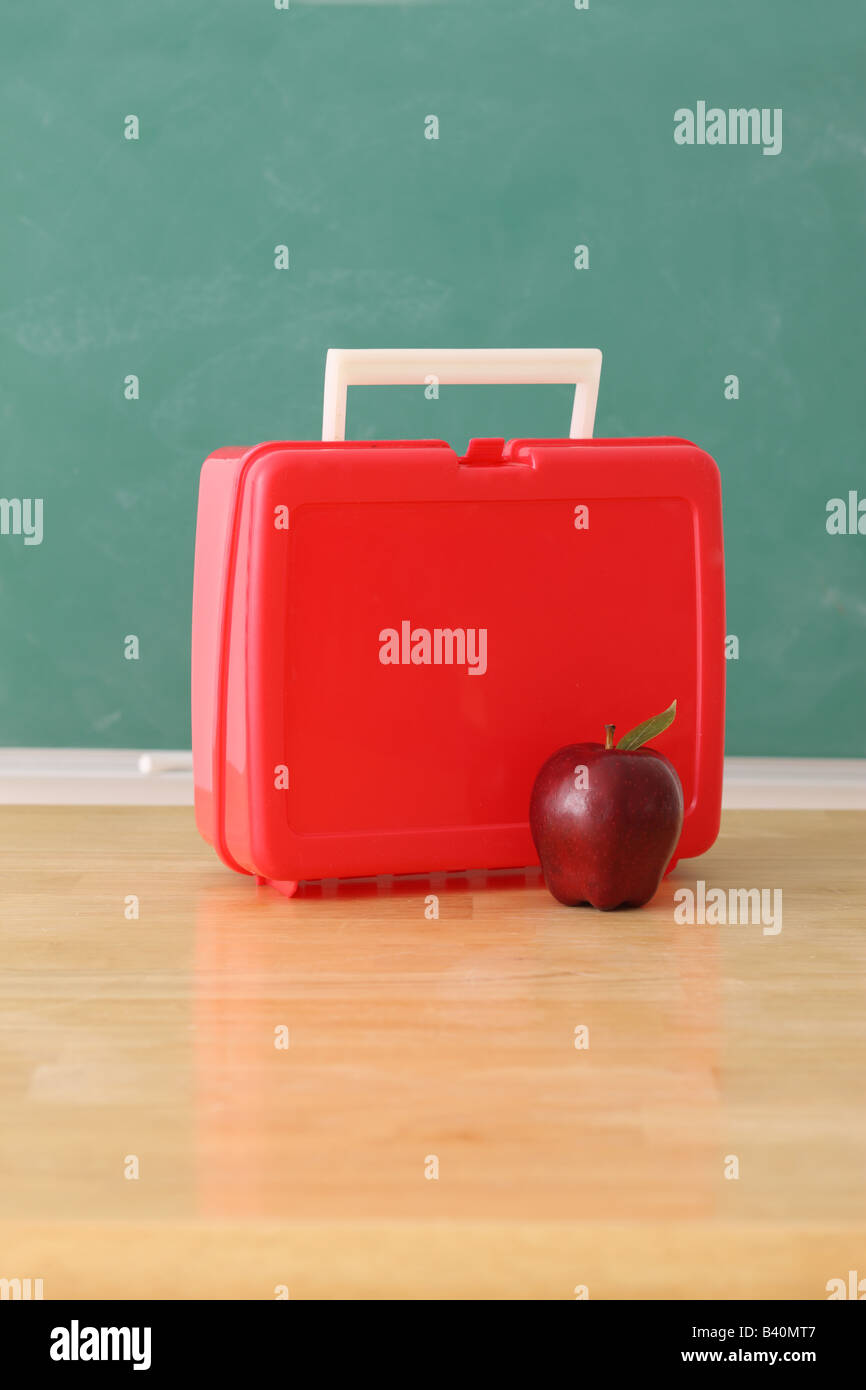 La educación escolar bodegón con Apple y luch box Antecedentes pizarra Foto de stock