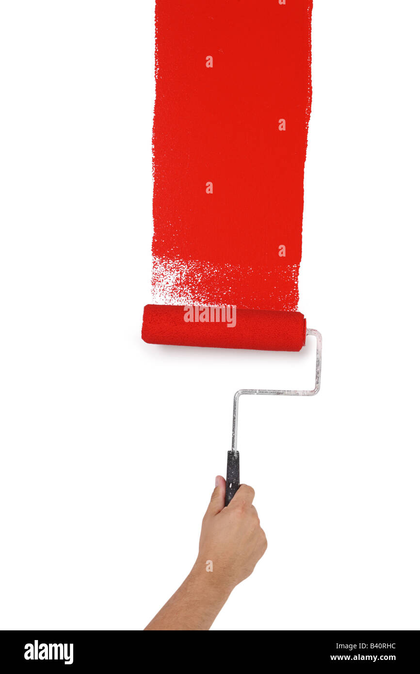 Mano con rodillo de pintura pintar el rojo en la pared cortada aislado sobre fondo blanco. Foto de stock