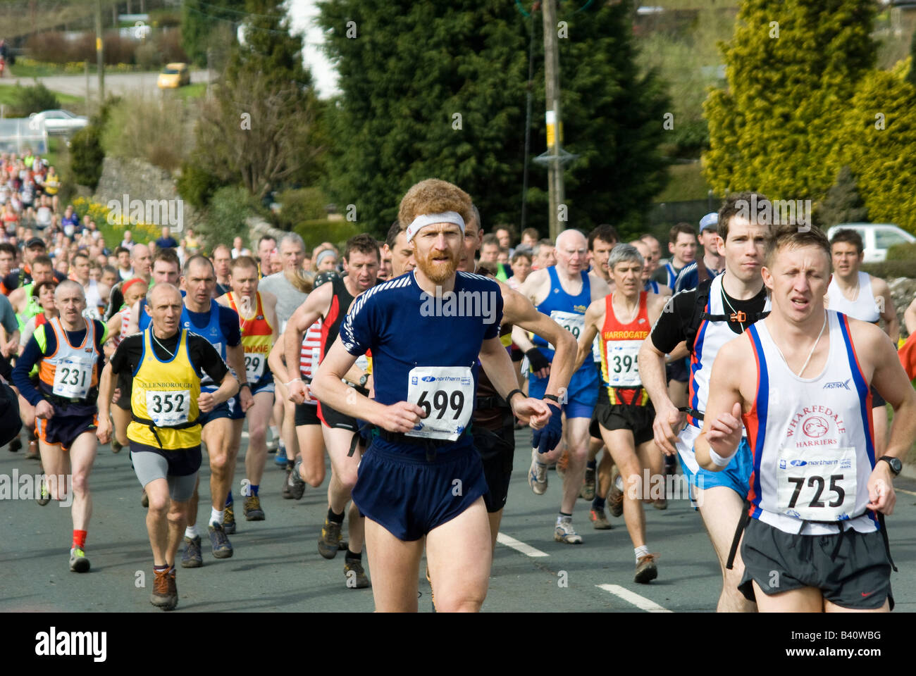 Las personas que compiten en los tres picos desafío de carrera de larga distancia en Yorkshire, Inglaterra Foto de stock
