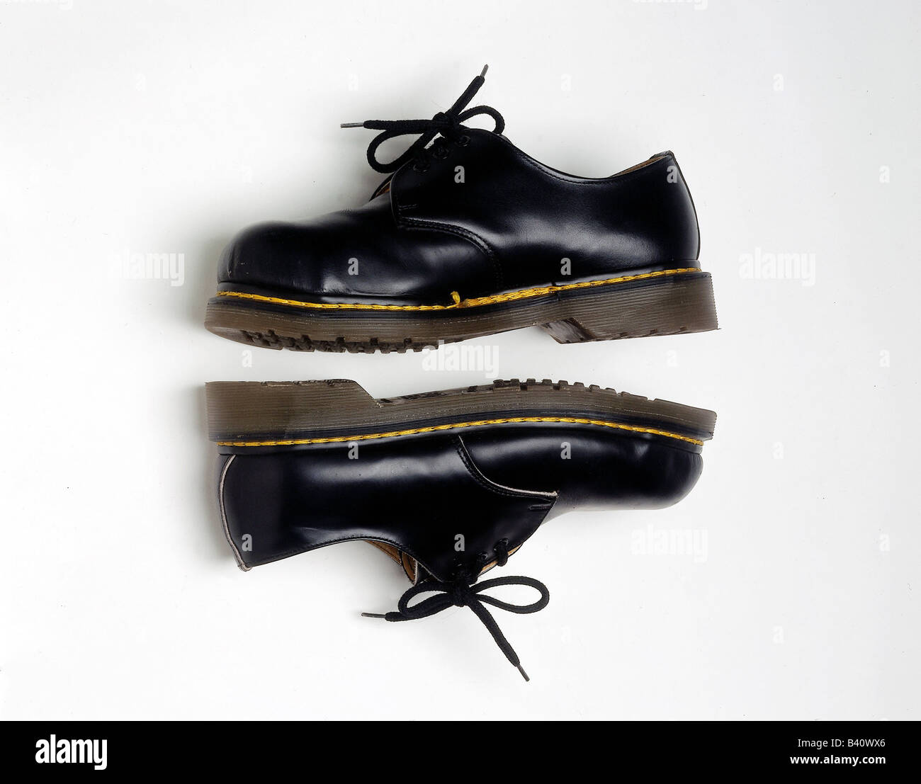 experiencia Oso defensa Moda, zapatos negros, un par de Doc Martens, zapatos de seguridad con  puntera de acero, calzado Fotografía de stock - Alamy
