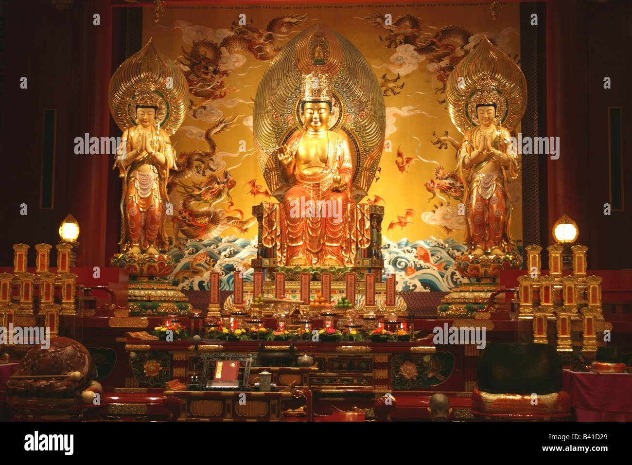 Estatua de Buda y el interior del templo de la Reliquia del Diente de Buda, Singapur, Sudeste de Asia Foto de stock