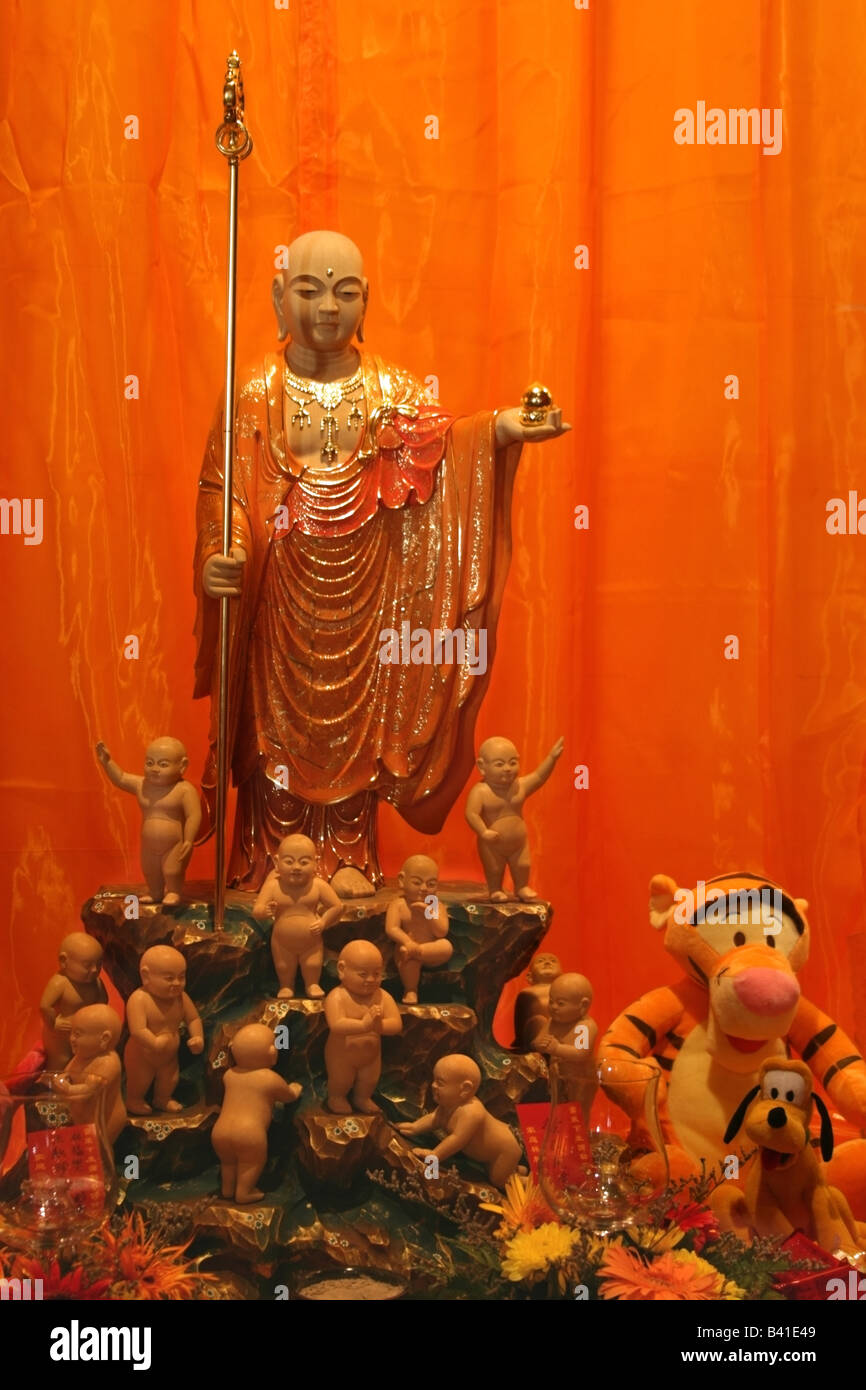 Estatua del bodhisattva Ksitigarbha principalmente reverenciada en el Budismo de Asia Oriental, Singapur, Sudeste de Asia Foto de stock
