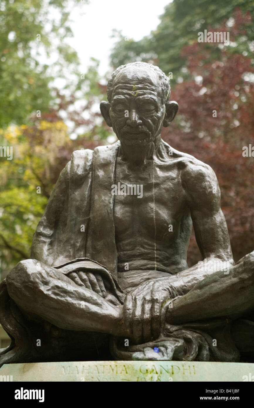 Inglaterra Londres estatua de Mahatma Gandhi Tavistock Square Foto de stock