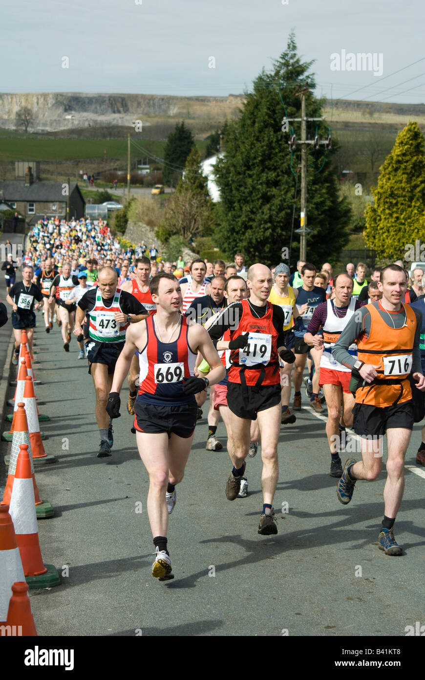 Las personas que compiten en los tres picos desafío de carrera de larga distancia en Yorkshire, Inglaterra Foto de stock
