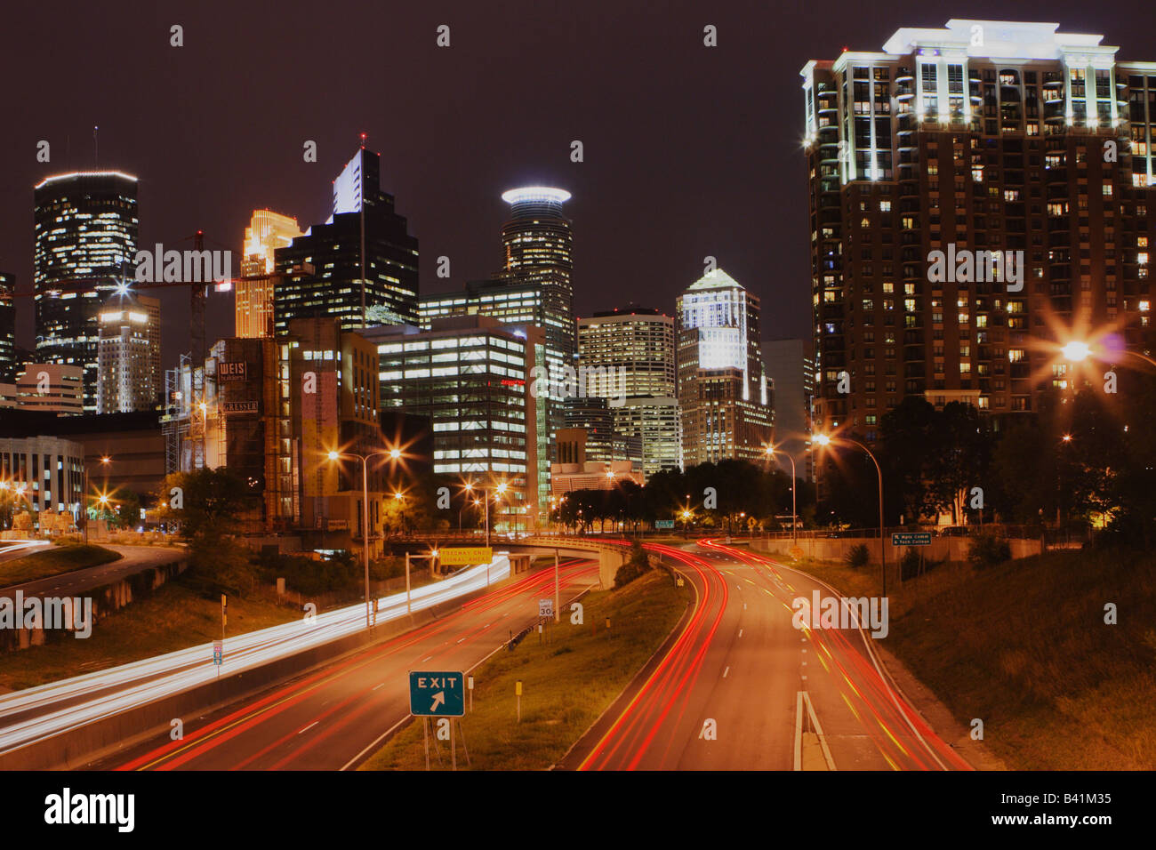 Horizonte de Minneapolis y el tráfico por la noche. La larga exposición. Foto de stock