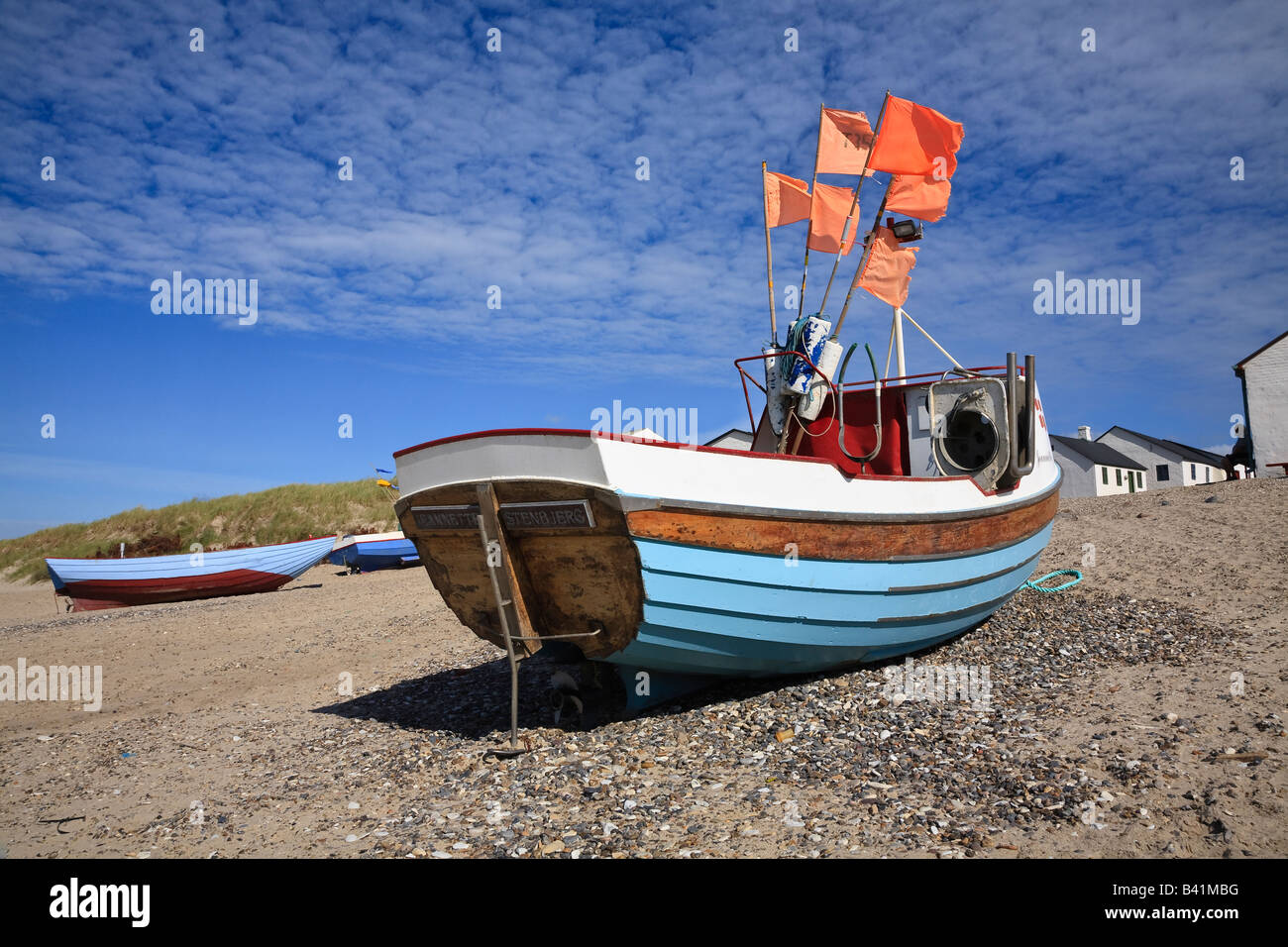 Barcos de pesca en la playa en Stenbjerg, Tu, de Jutlandia, Dinamarca Foto de stock