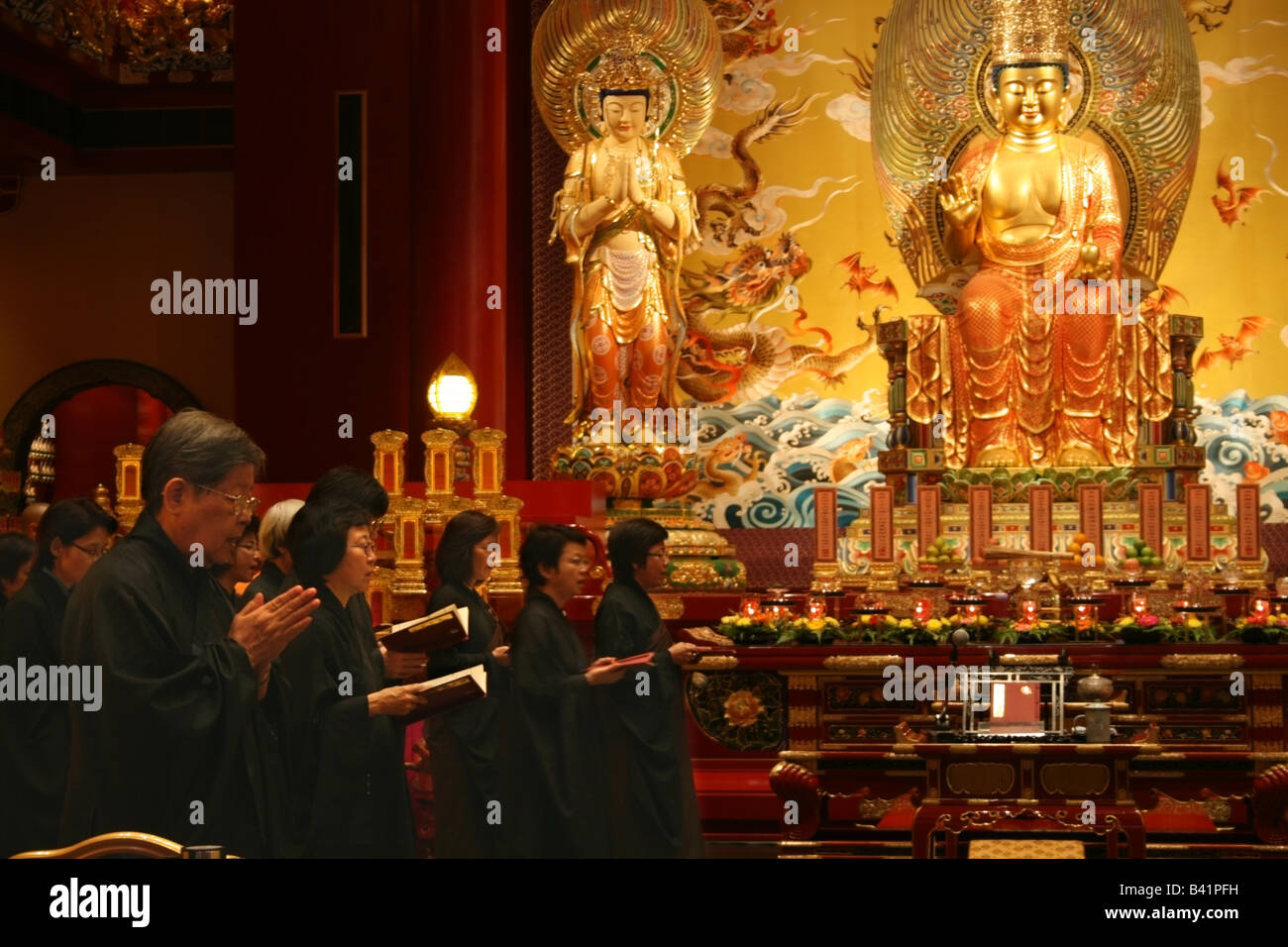 Los seguidores budistas durante un servicio en la Reliquia del Diente de Buda templo, Singapur, Sudeste de Asia Foto de stock