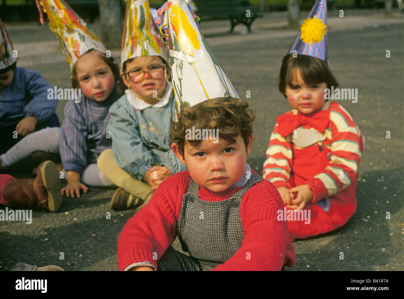 Un grupo de niños don disfraces para celebrar el Carnaval en un pequeño  vecindario en Lisboa Fotografía de stock - Alamy