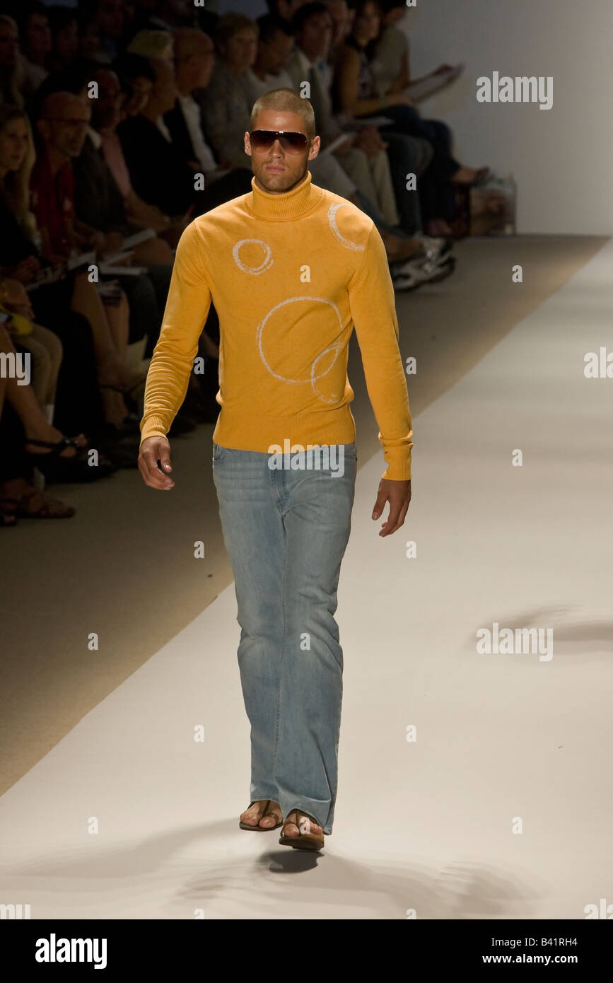 Perry Ellis presenta la primavera y el verano de 2009 Mens listo para  colección de ropa Fotografía de stock - Alamy