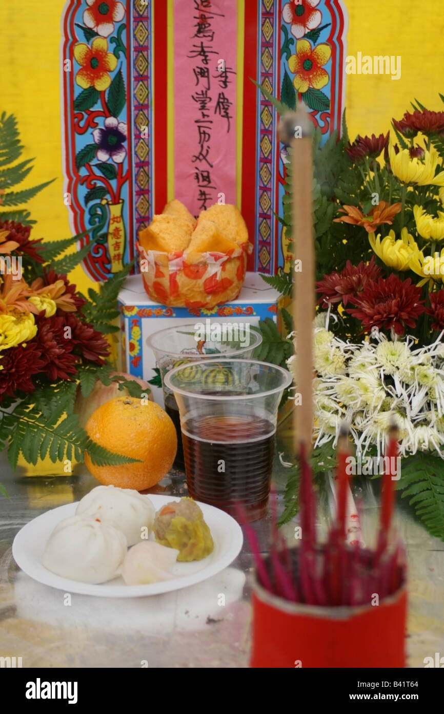 Las ofrendas para el fantasma de los parientes muertos, Chino taoísta festival de los fantasmas hambrientos, Singapur, Sudeste de Asia Foto de stock