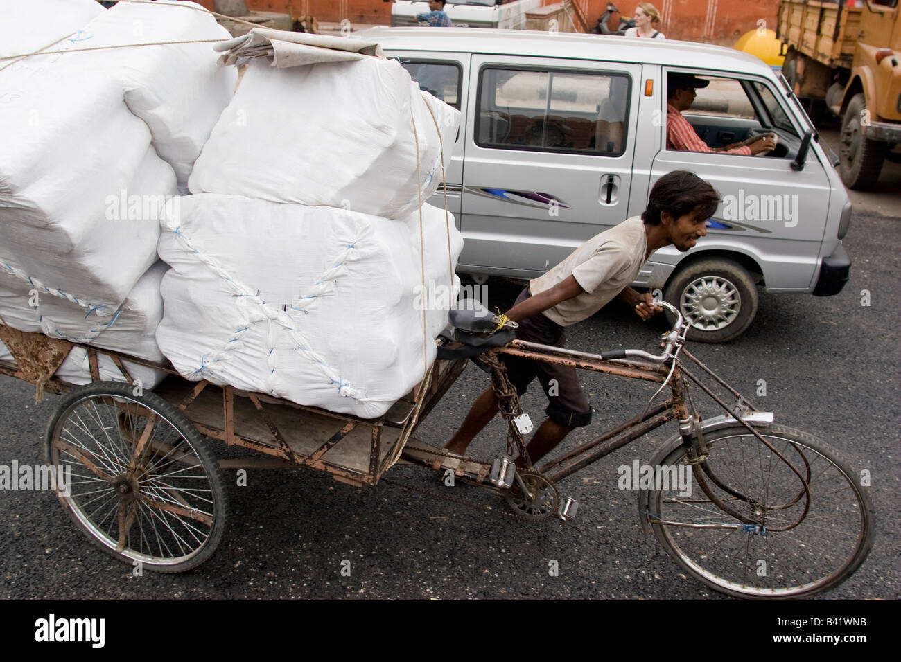 Un hombre empuja bicicleta rickshaw, Jaipur, Rajasthan, India. Foto de stock