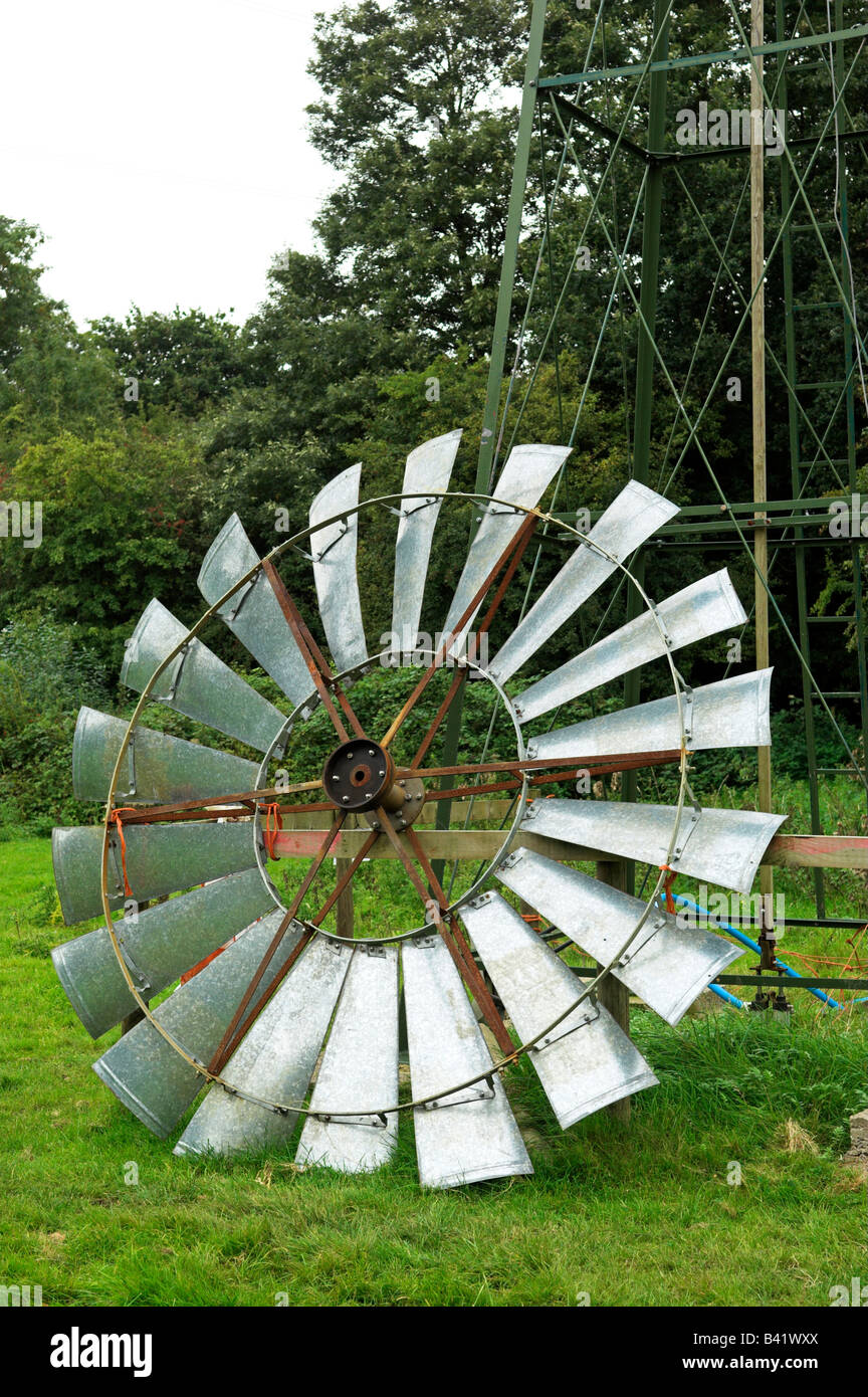 Láminas de metal rurales agrícolas tradicionales molinos de bombeo de agua hacia abajo para la reparación Foto de stock