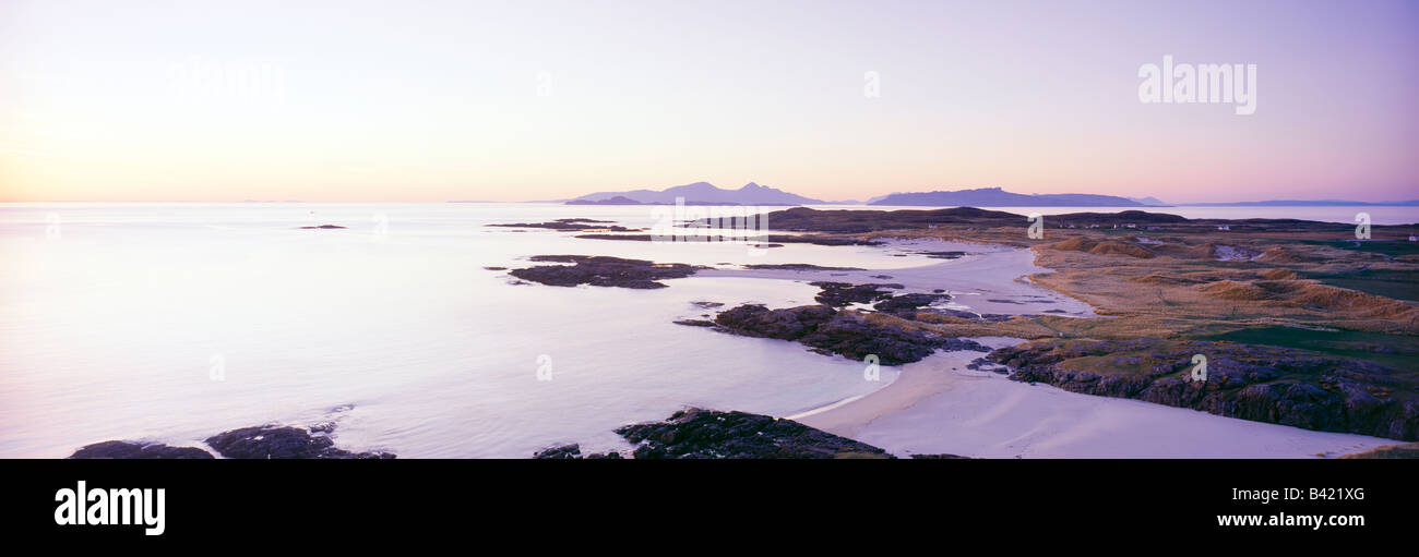 Un mar de plata en un panorama después del atardecer desde Sanna, Ardnamurchan, Escocia mirando a las islas de Eigg, Rhum, estiércol y Canna Foto de stock