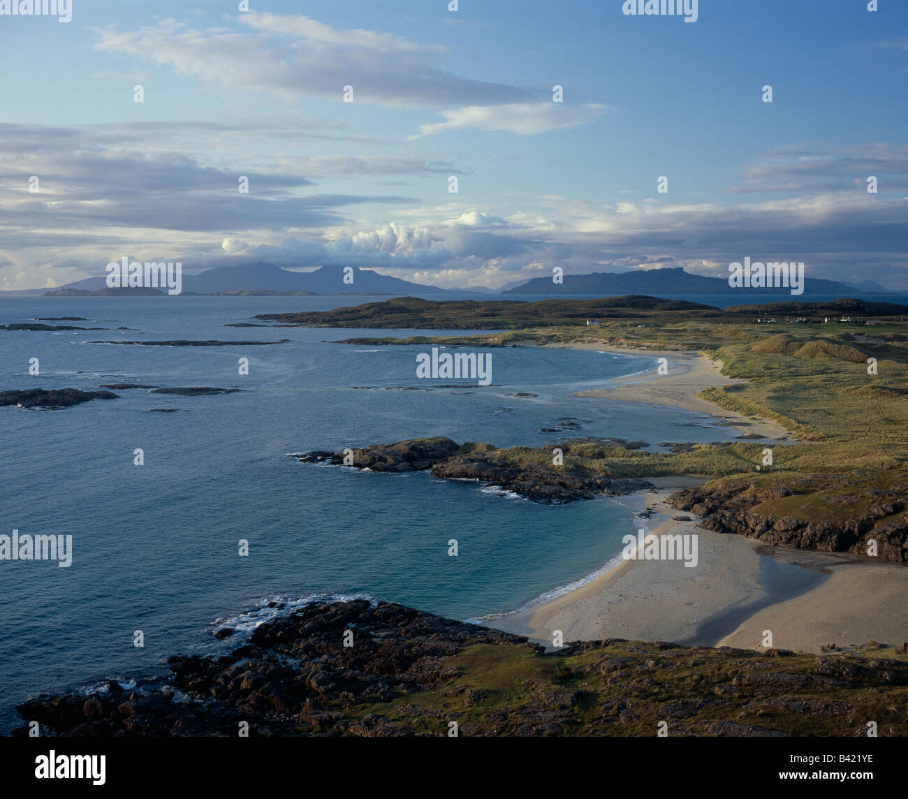 Mirando al norte al oeste sobre el Atlántico, desde la bahía de Sanna, Ardnamurchan, Escocia a las islas de Eigg, Rhum, estiércol y Canna. Foto de stock