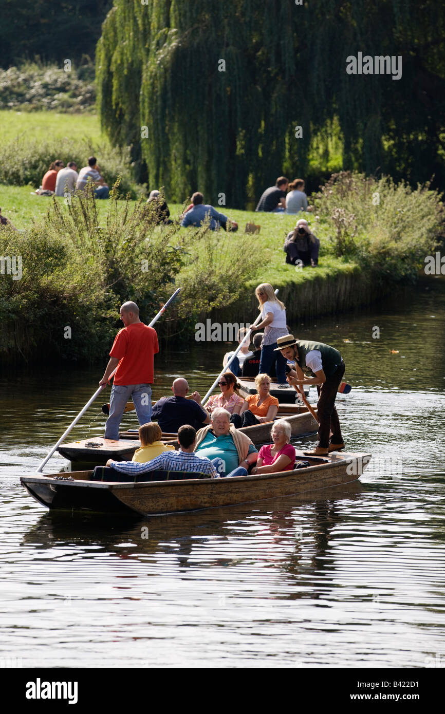 Navegar por el río Cam por los bancos de Queen's College de Cambridge Foto de stock