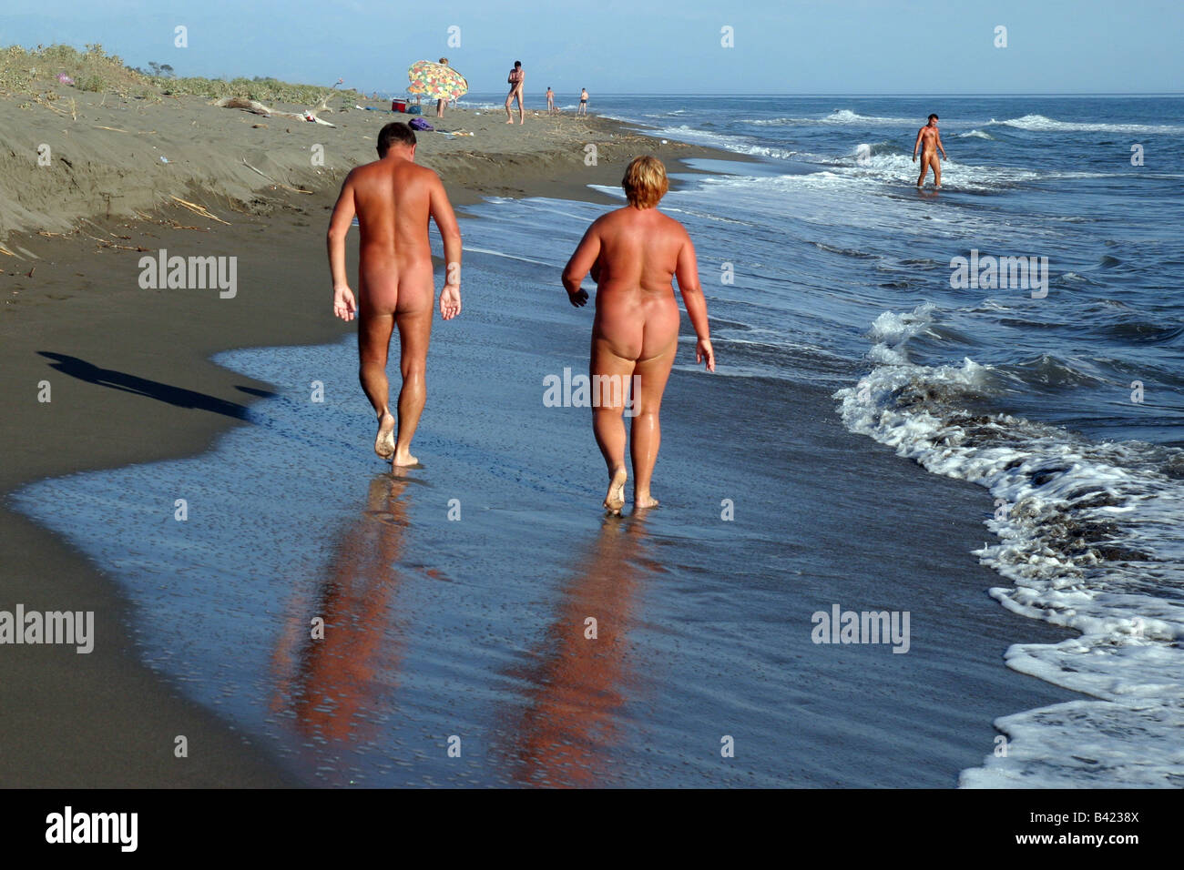 En pareja en la playa nudista, playa nudista en Montenegro Foto: pixstory   Alamy Fotografía de stock - Alamy