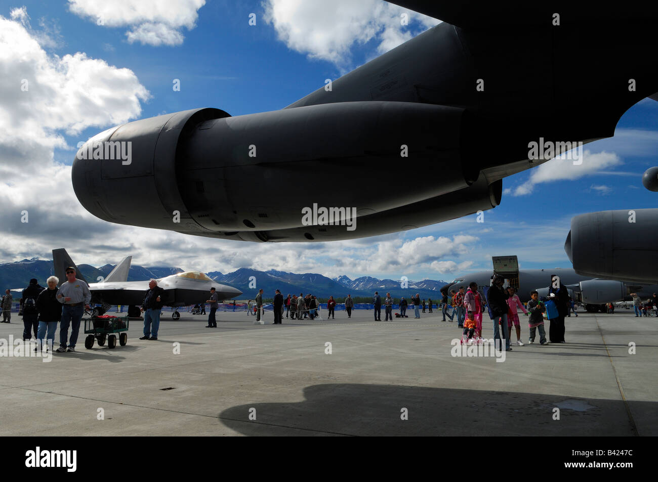 Twin Jet Engines pod del bombardero Boeing B-52 durante la Exhibición Aérea, Base de la fuerza aérea de Elmendorf, Anchorage, Alaska, EE.UU. Foto de stock