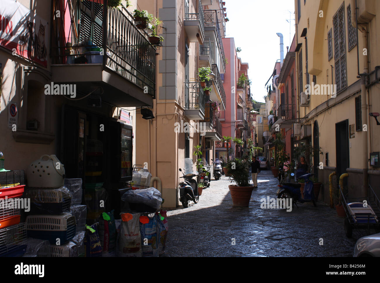 Una calle en Pozzuoli, en el sur de Italia. Foto de stock