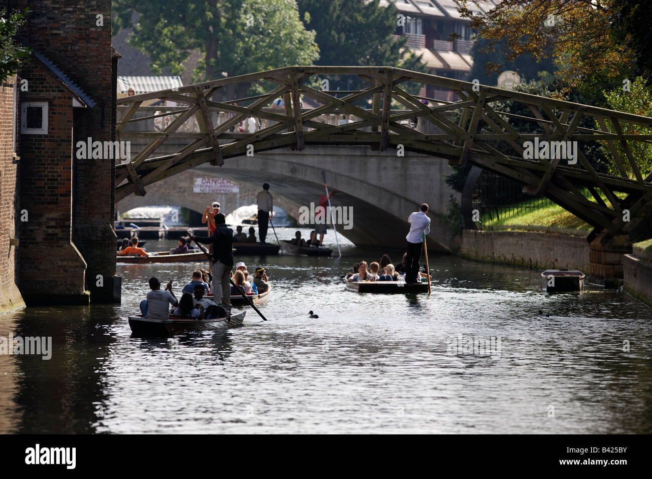 Navegar por el río Cam por los bancos de Queen's College de Cambridge Foto de stock