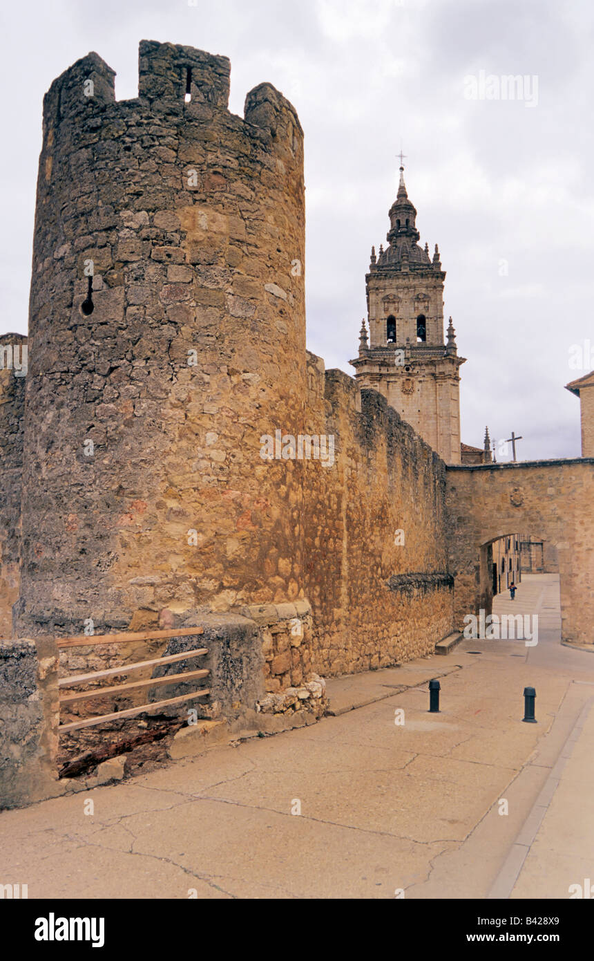 Las paredes defensivas torre de catedral pasaje en el Burgo de Osma Castilla y León España Foto de stock