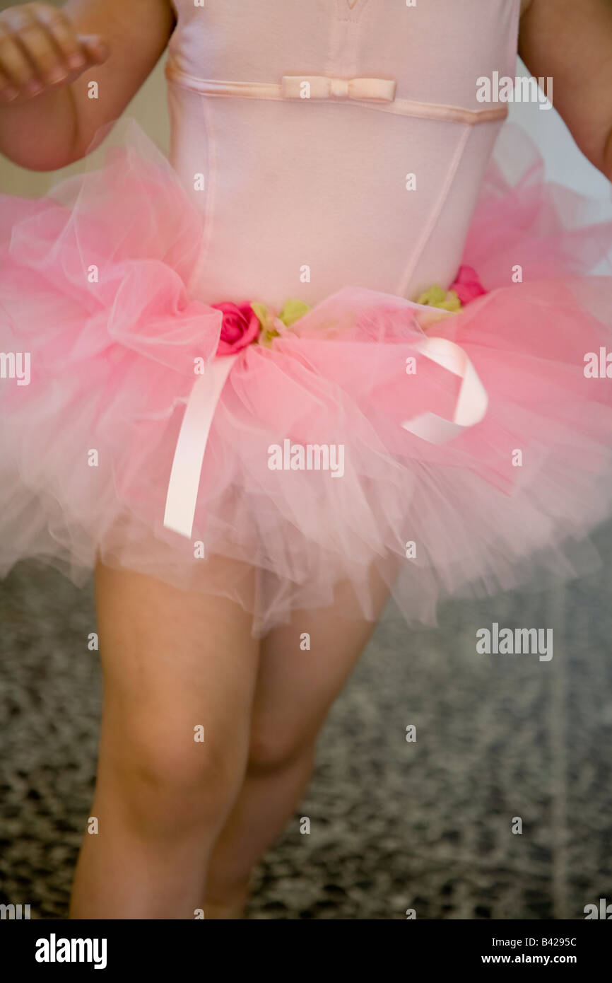 Niña vestidos de tutu y rosa botas de béisbol, yeso en la rodilla  Fotografía de stock - Alamy