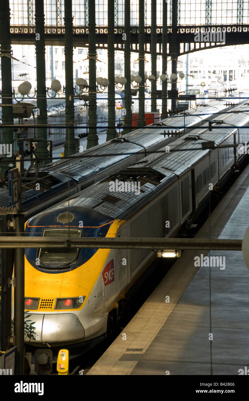 Tren de alta velocidad TGV de la SNCF en la Gare du Nord de París Francia Foto de stock