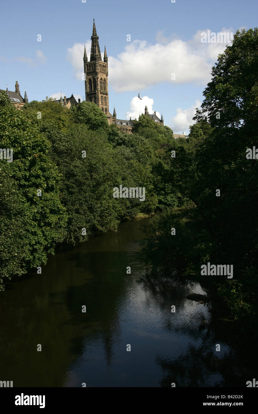 Ciudad de Glasgow, Escocia. La Sir George Gilbert Scott campanario gótico en la Universidad de Glasgow, con el Río Kelvin. Foto de stock