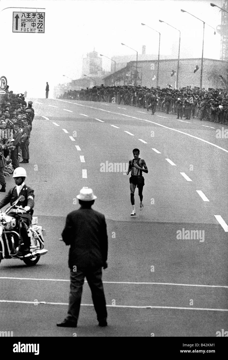 Abebe, Bikila, 7.8.1932 - 25.10.1973, atleta etíope, Juegos Olímpicos 1964, Tokio, ganador de una carrera de maratón, Foto de stock