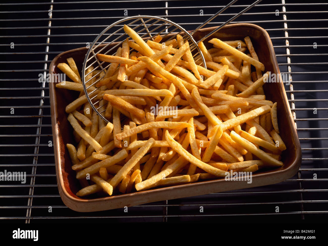 Horno cocidas patatas fritas delgadas Fotografía de stock - Alamy