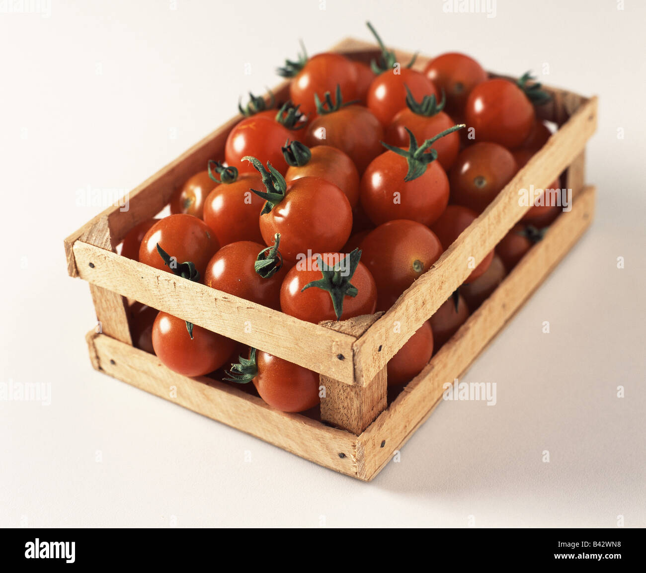 Las cajas de tomates cherry Fotografía de stock - Alamy