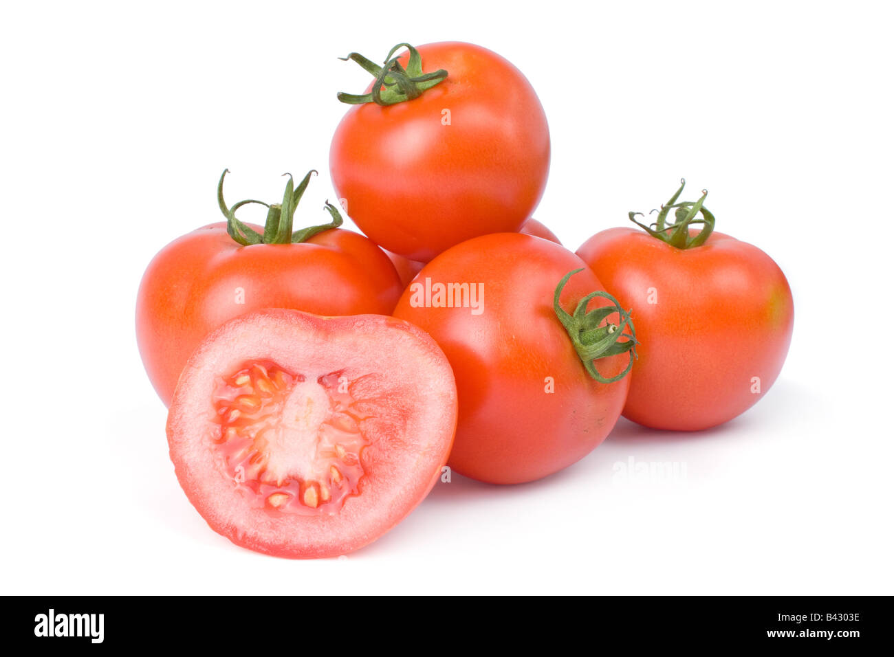 Tomates maduros aislado en un fondo blanco con un corte en la mitad Foto de stock